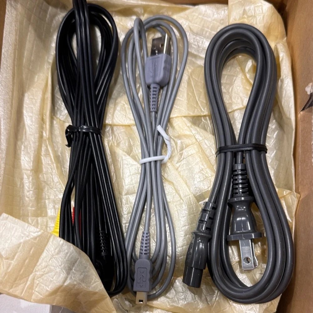 NWT Sony Handycam with Blue and Yellow Box Artwork digital 8 - Picture 11 of 11